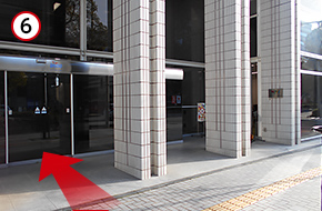 正面入口です（向かって右手に姫路ケーブルテレビの事務所があります。）。同ビルの４階に姫路オフィスがあります。